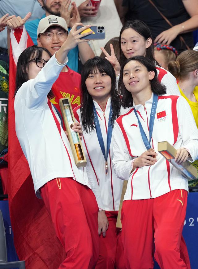 游泳比赛女子混合泳接力中国队夺金